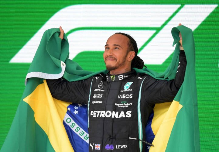 Lewis Hamilton supera Felipe Massa na última curva e conquista título histórico