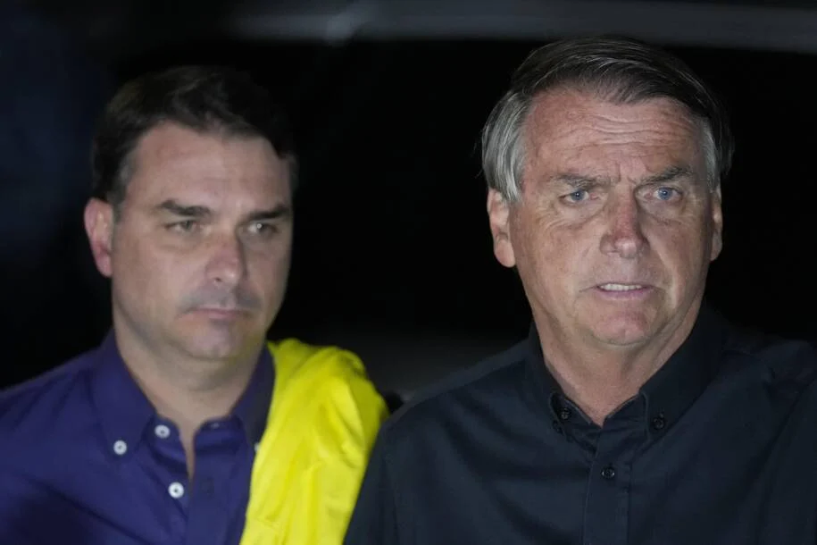 Lindbergh Farias pede inclusão de Flávio e Jair Bolsonaro em inquérito explosivo