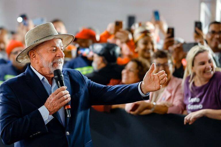 Lula anuncia R$ 37 bilhões em investimentos da Petrobras e gera 38 mil empregos