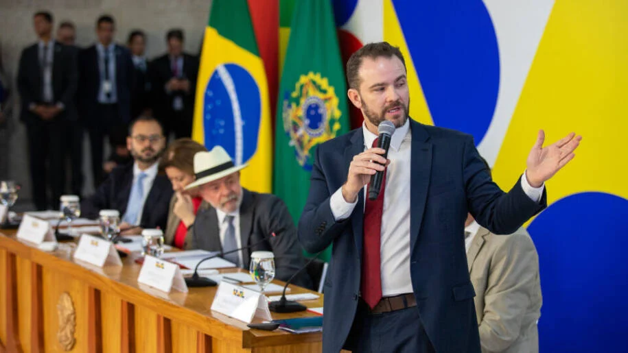 Lula assina medida que extingue ‘taxa das blusinhas’ e gera expectativa de perda