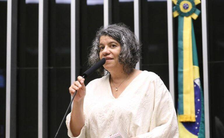 Lula assina medidas para combater feminicídios e proteger mulheres no Brasil