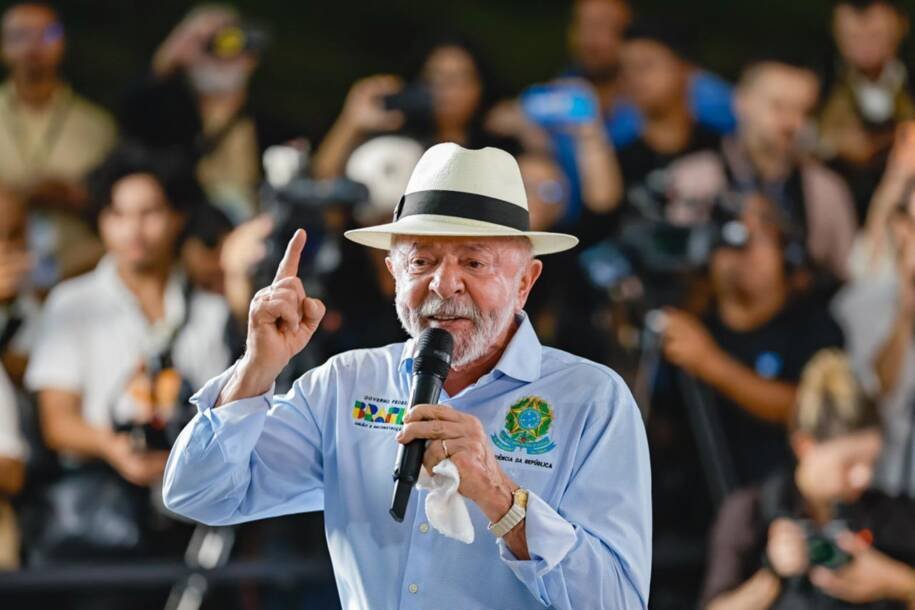 Lula critica Flávio Bolsonaro e pede à esquerda para usar verde e amarelo na Copa