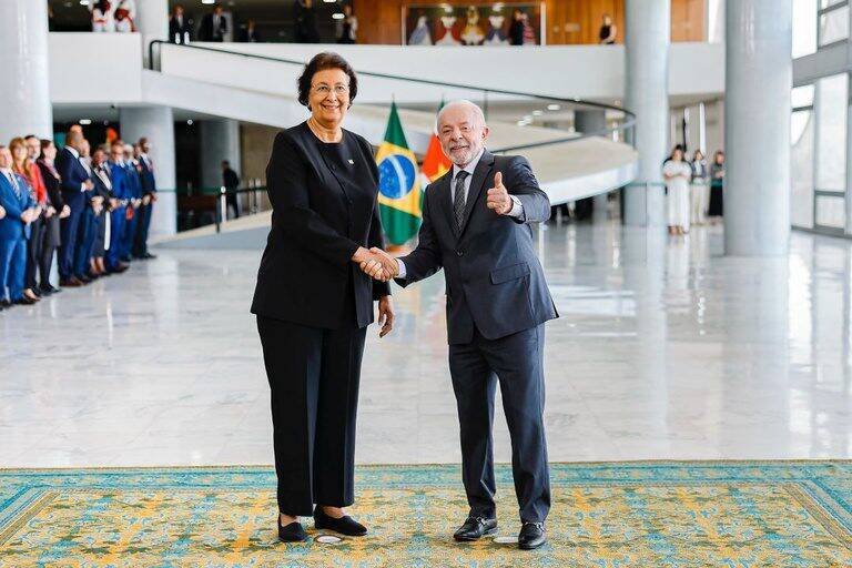 Lula e Jennifer Geerlings-Simons assinam acordos e celebram 50 anos de laços