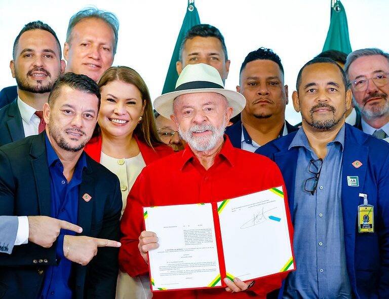 Lula lança linha de R$ 21,2 bilhões para caminhões e ônibus e promete mais segurança