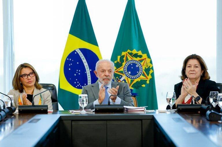 Lula sanciona Dia Nacional em Memória das Vítimas da Covid-19 e critica governo anterior