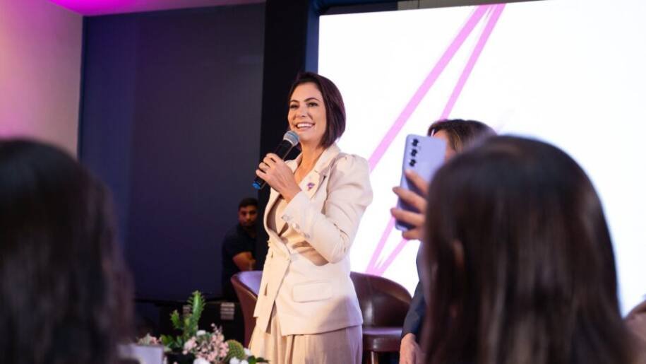 Michelle Bolsonaro desponta como opção ao Senado enquanto Flávio mira Presidência