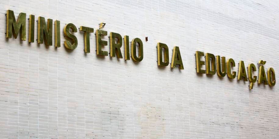 Ministério da Educação revela que 53,1% de concluintes EaD falham no Enade 2025