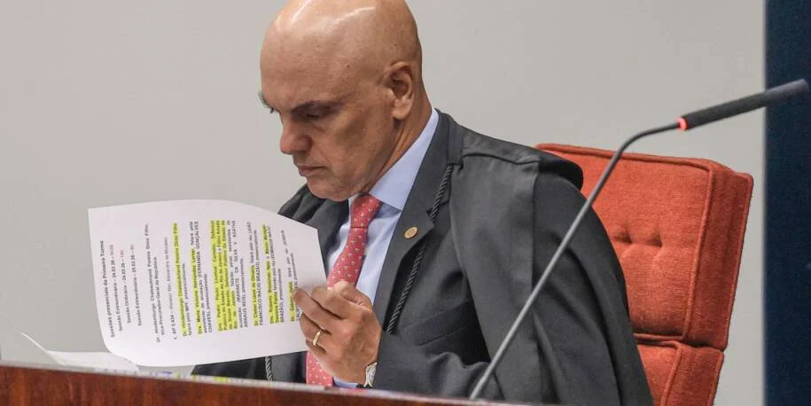 Ministro Alexandre de Moraes exige ação urgente para extradição de Carla Zambelli