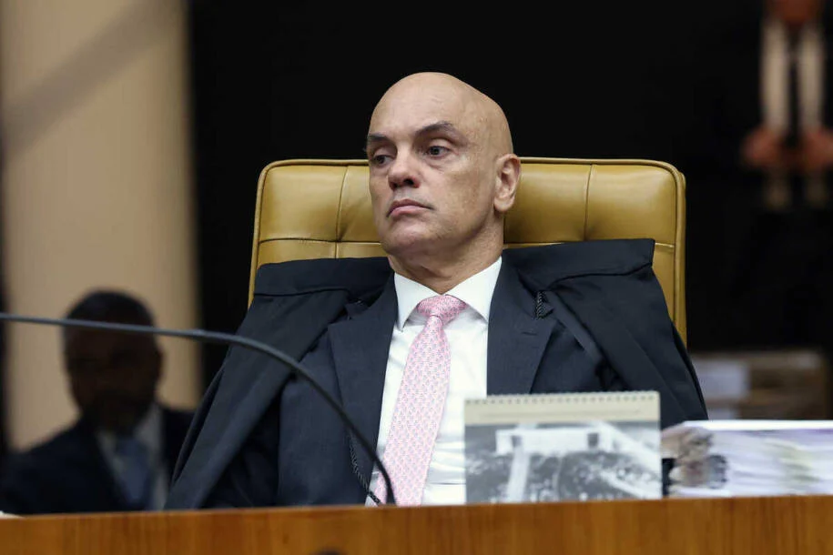 Ministro Alexandre de Moraes ordena investigação sobre Eduardo Bolsonaro e Vorcaro