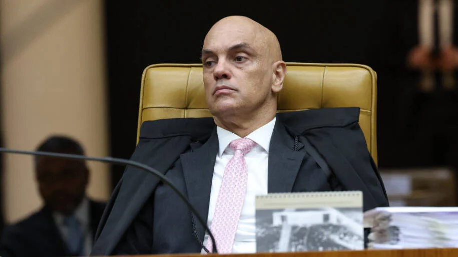 Ministro Alexandre de Moraes vota contra revisão da vida toda e gera polêmica