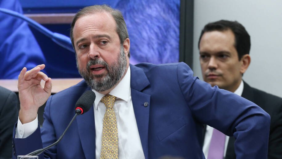 Ministro Alexandre Silveira revela crise orçamentária no Ministério de Minas e Energia