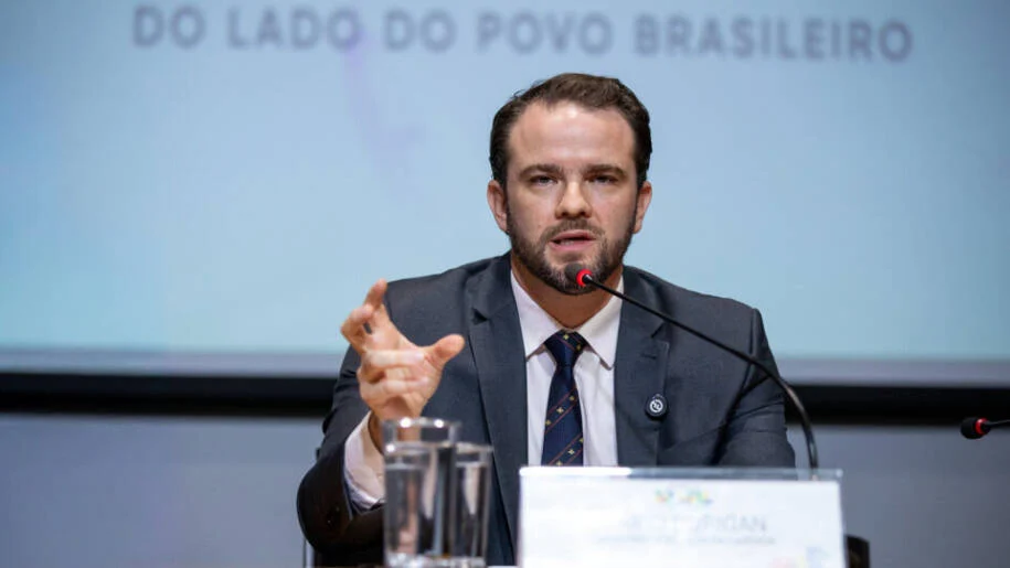 Ministro Dario Durigan revela reavaliação da taxa das blusinhas em meio a tensões