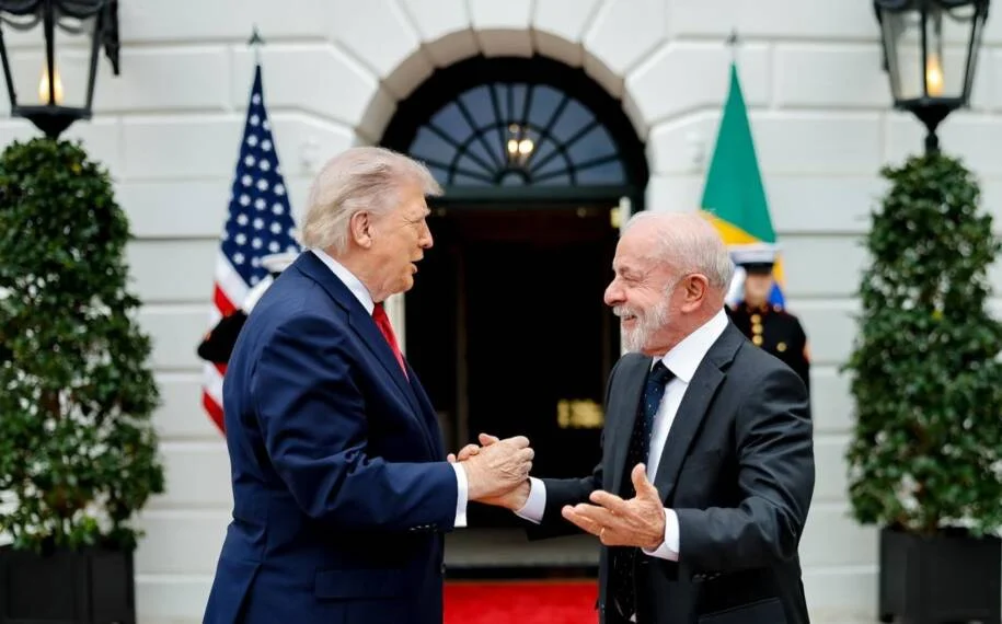 Ministro do TCU libera novos consignados do INSS enquanto dólar cai a R$ 4,89