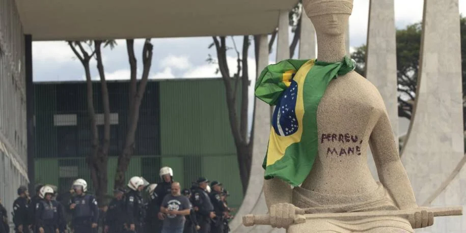 Ministro Moraes nega revisão de pena para Débora do Batom após veto de Lula