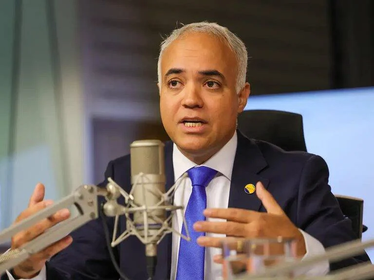 Ministro Vladimir Lima anuncia reforma em banheiros para 30.548 famílias carentes