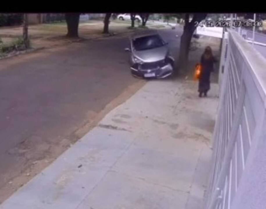 Motorista desgovernado atinge portão em Campo Grande e moradores pedem sinalização