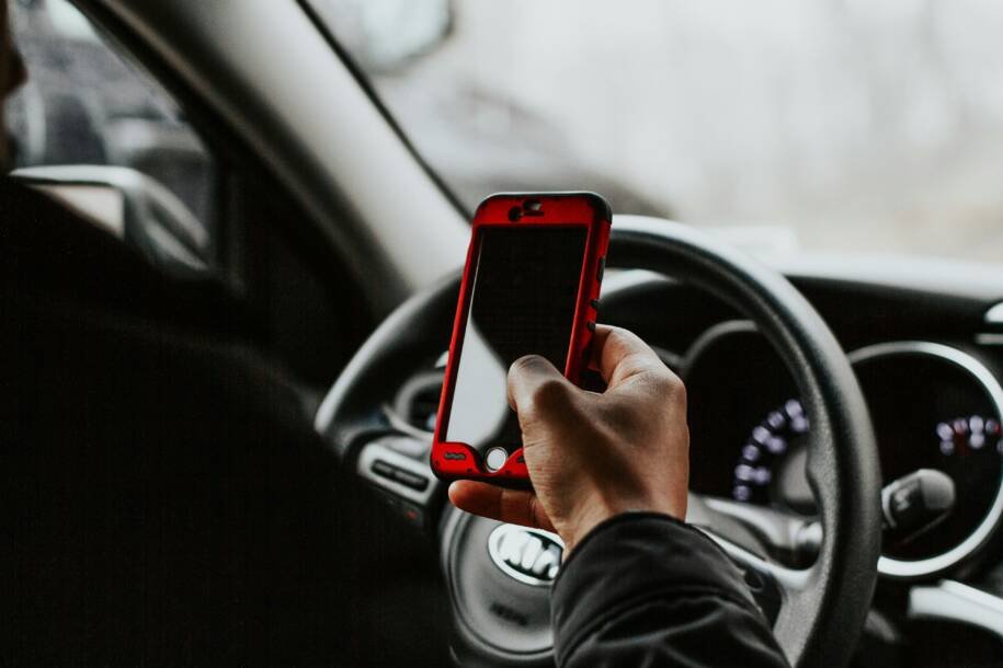 Motoristas podem ser multados por uso de celular em semáforo, alerta CTB