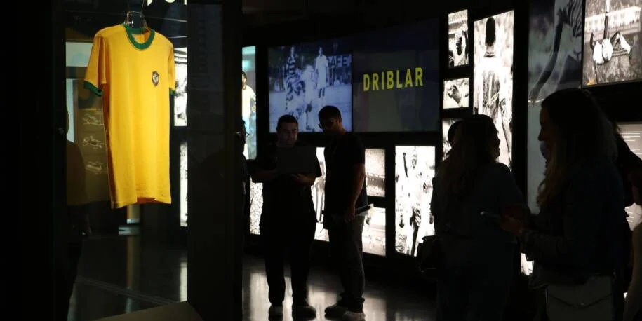 Museu do Futebol revela exposição ‘Amarelinha’ com camisas históricas e Pelé!