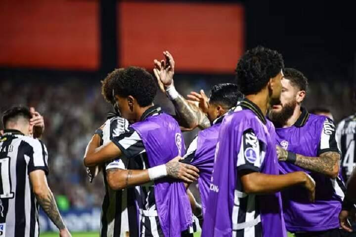 Neymar e Robinho Jr. se reconciliam após desentendimento no Santos, mas time é lanterna