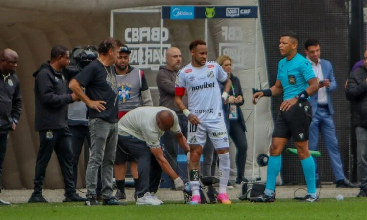 Neymar enfrenta edema na panturrilha e pode desfalcar Santos até a Copa
