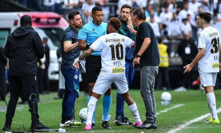 Neymar revolta-se após confusão de árbitro e é substituído por engano no Santos