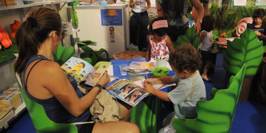 OCDE revela: 53% das famílias brasileiras não leem para crianças de 5 anos