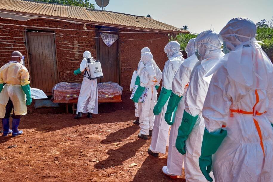 OMS prioriza tratamentos experimentais contra Ebola após decisão dos EUA sobre facções brasileiras
