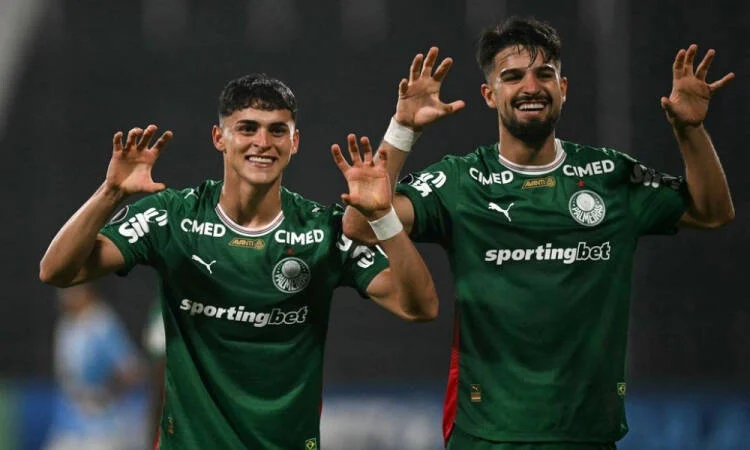Palmeiras vence Sporting Cristal e lidera Libertadores com gols decisivos