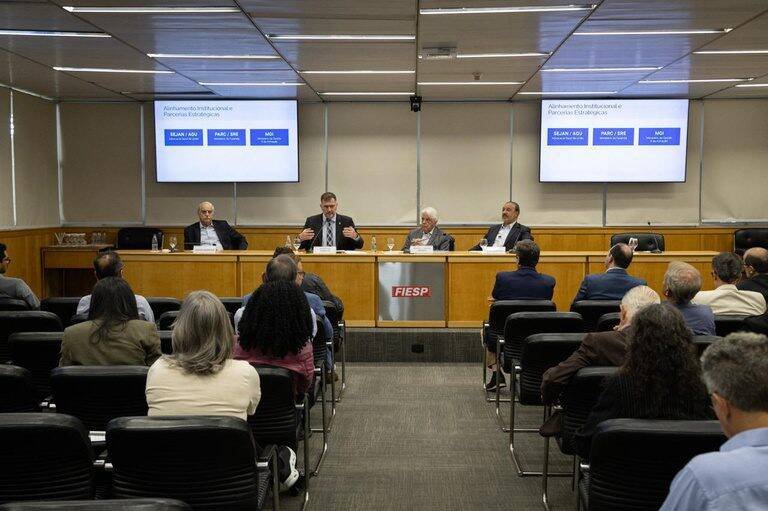 Pedro Ivo apresenta novas iniciativas de desburocratização e competitividade no MDIC