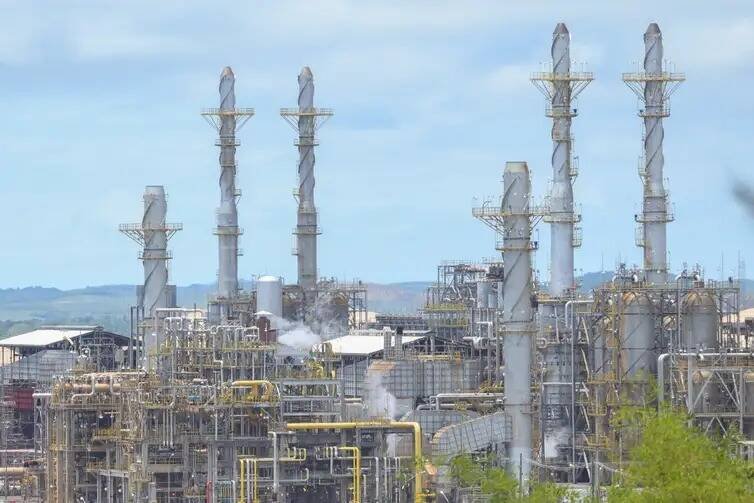 Petrobras atinge 103% de capacidade em refinarias e gera tensão no mercado
