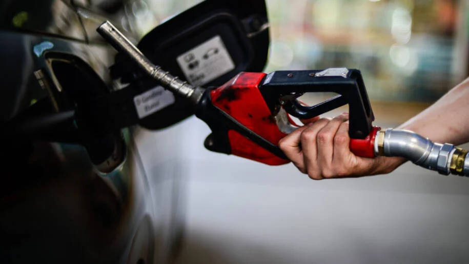 Petrobras aumenta gasolina em R$ 0,48, mas Lula garante subvenção de R$ 0,44