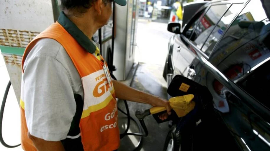 Petrobras decide aderir a programa do governo para aliviar alta da gasolina