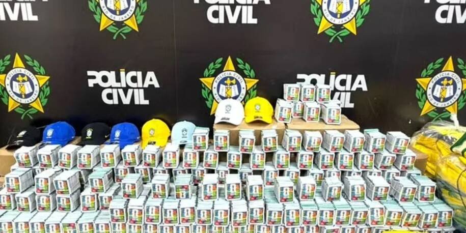 Polícia Civil do Rio apreende 200 mil figurinhas falsificadas da Copa em Nova Iguaçu