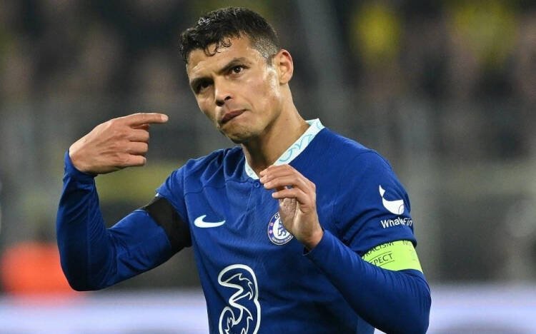 Porto confirma saída de Thiago Silva após 14 partidas e abre mercado ao zagueiro