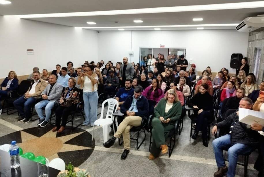 Prefeito Leonel Pavan destaca importância da enfermagem em evento tenso em Camboriú