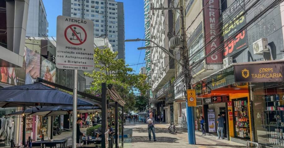 Prefeitura de Balneário Camboriú proíbe circulação de bicicletas e motos elétricas no calçadão