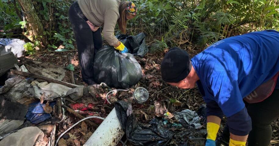 Prefeitura de Balneário Camboriú retira lixo em ação contra ocupações irregulares