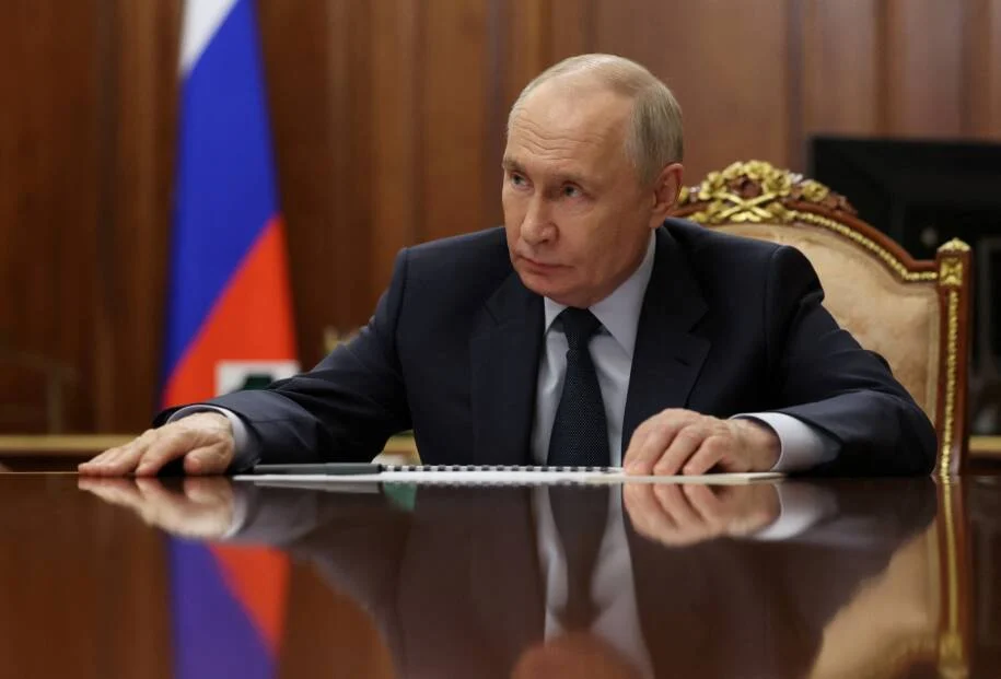 Putin afirma que conflito na Ucrânia está próximo do fim enquanto Brasil enfrenta desafios sociais