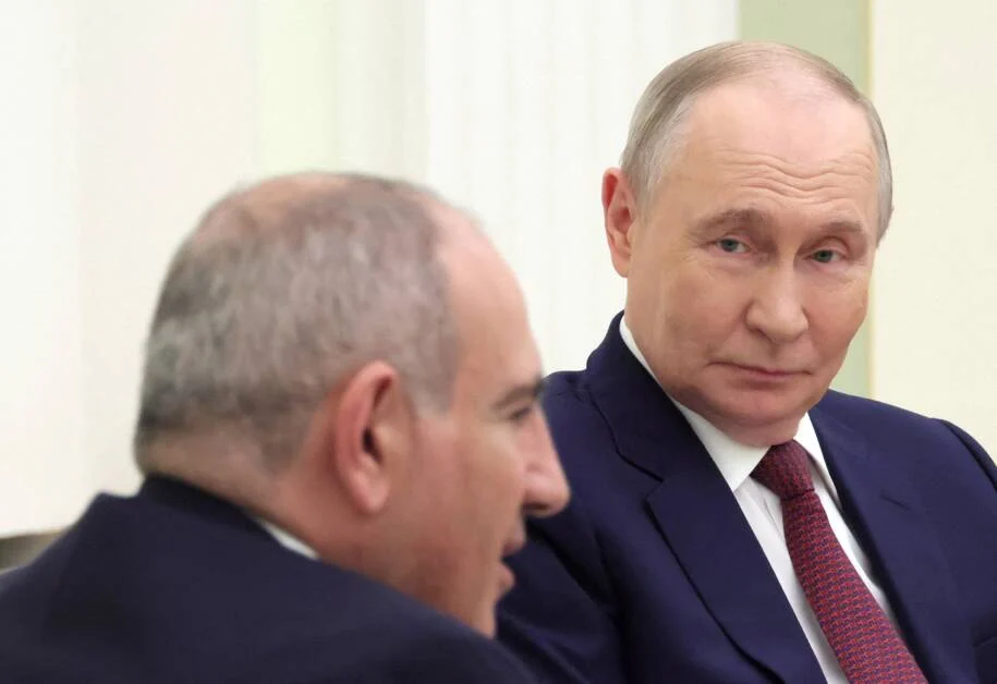 Rússia tenta minar reeleição de Nikol Pashinyan com táticas clandestinas e apoio de Trump