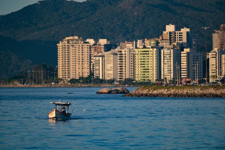 Secretaria de Defesa Civil alerta: frente fria traz temporais e frio em SC
