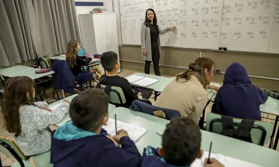 Senado aprova MP de Lula que garante piso de R$ 5.130 para professores em 2026