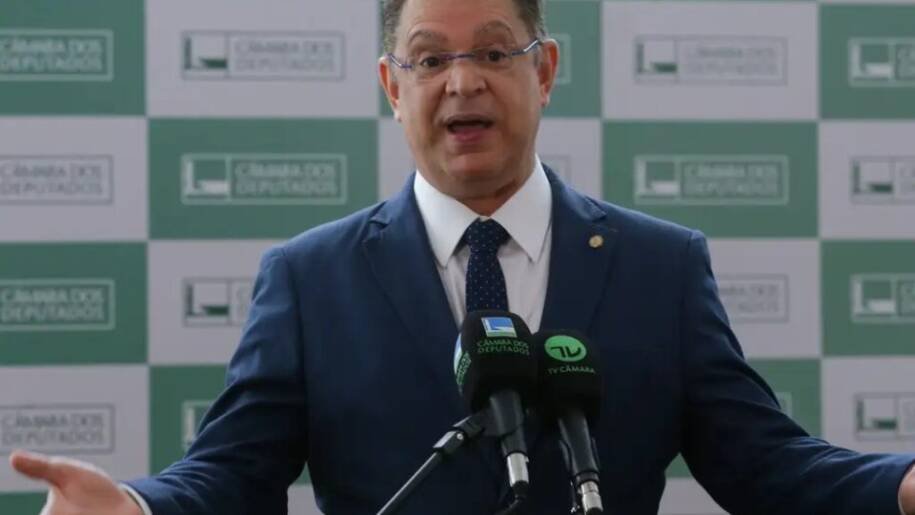 Sóstenes Cavalcante apoia escala 4x3 e provoca tensão entre deputados