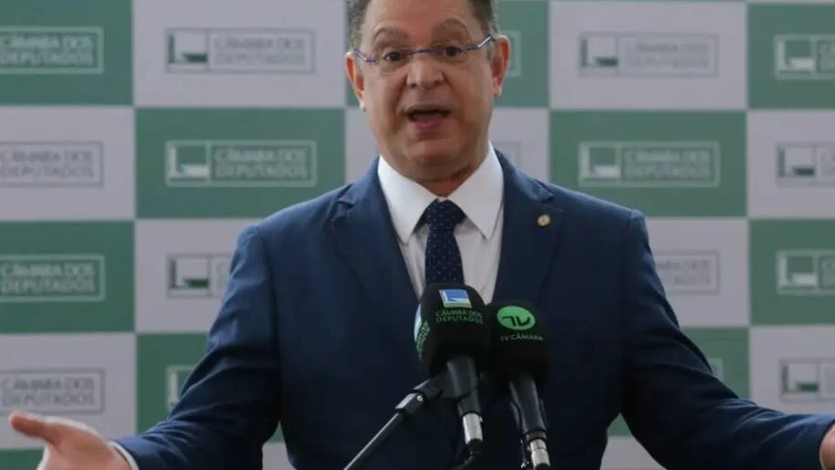 Sóstenes Cavalcante apoia escala 4×3 e provoca tensão entre deputados