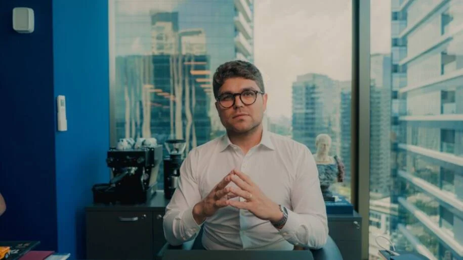 Tallis Gomes critica CLT e alerta para informalidade no mercado de trabalho