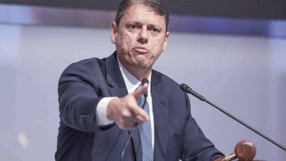 Tarcísio exige explicações de Flávio sobre visita a Vorcaro após escândalo