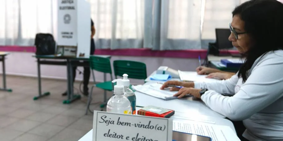 TREs abrem inscrições para mesários voluntários nas eleições de 2026 e oferecem benefícios