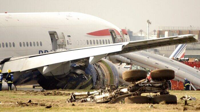 Tripulação de avião enfrenta dilema crítico: evacuação não é automática!