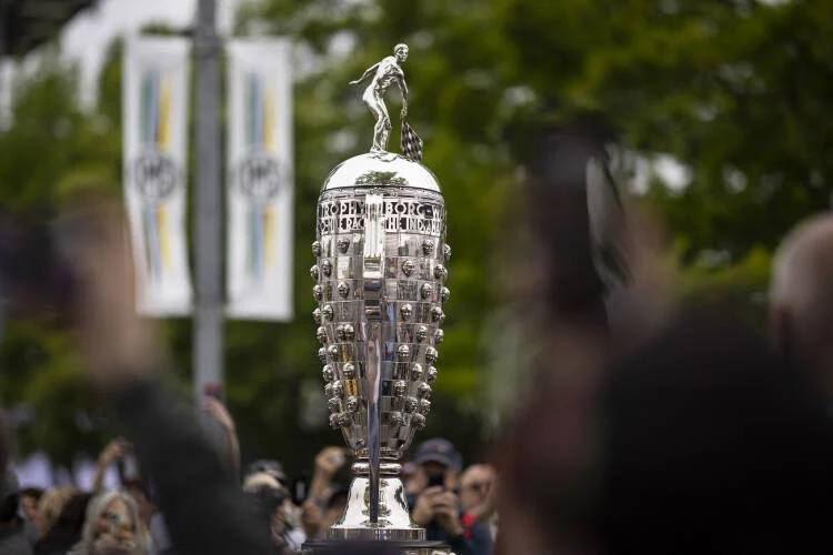 Troféu Borg-Warner: escultura de prata e erros marcam história da Indy 500