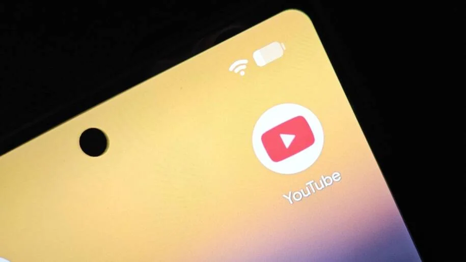 YouTube anuncia selos automáticos para vídeos com IA e gera polêmica na plataforma