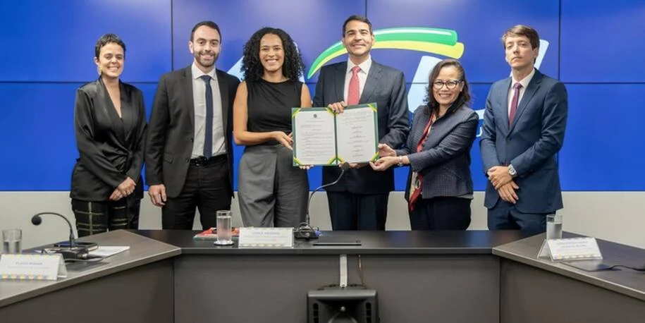 AGU assina acordo e garante posse de Flávia Medeiros após exoneração polêmica
